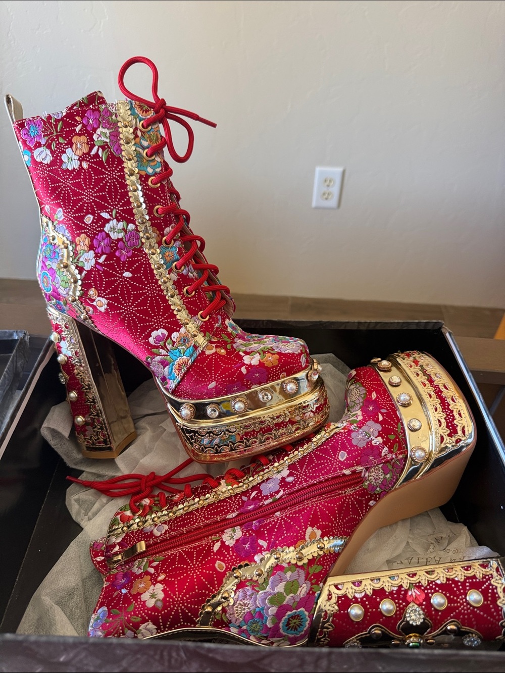 Azalea Wang RichieRich Chunky Floral Platform Lace-Up. Brand New Size 8.5 Women